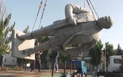 "Ленінопад" в Україні: на Харківщині знесли три пам'ятника вождю