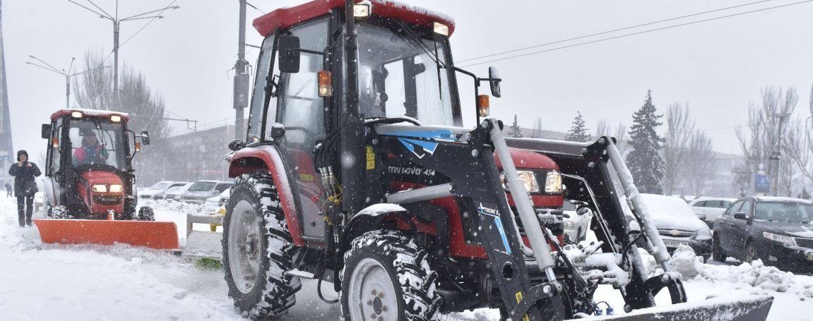 Сніговий полон: на Запоріжжі продовжують рятувати авто з переметів та заторів
