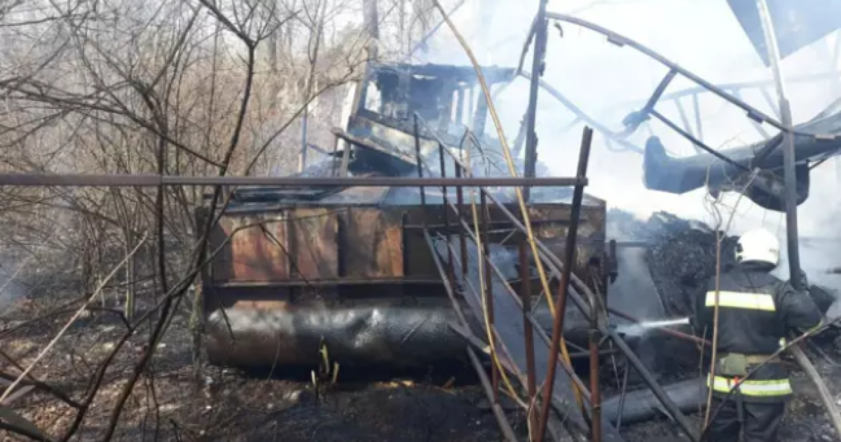 У Києві масштабна пожежа: полум'я охопило плавучі дачі