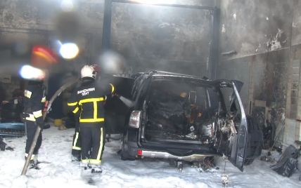 У Львові в приміщенні автосалону спалахнув позашляховик Mitsubishi Pajero: відео