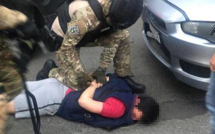 Заштовхали до автівки та побили: у Києві викрали жінку і вимагали віддати борг, якого не існує