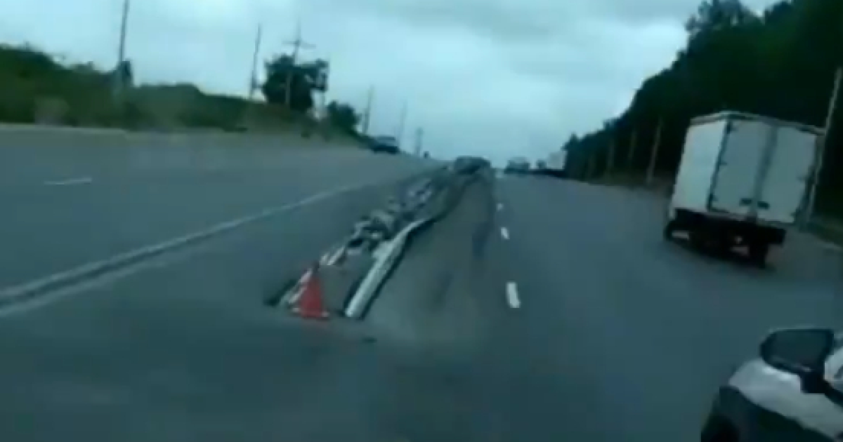 Відбійник-вбивця "ловить" неуважних водіїв у Росії. Відео