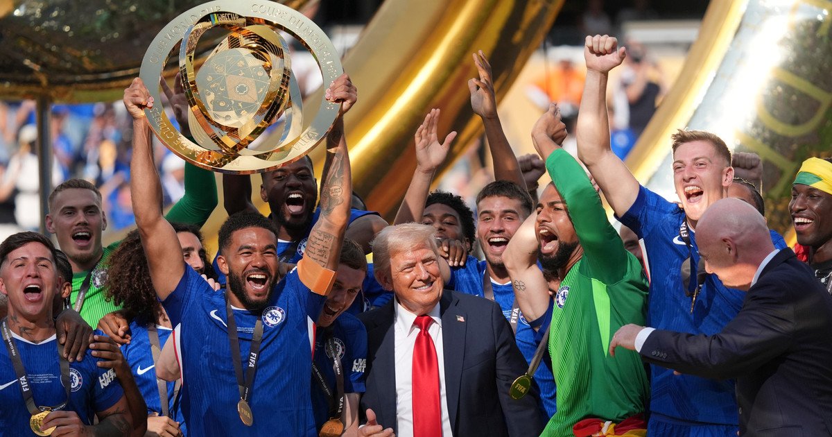 Дональд Трамп на піднятті трофею переможця Клубного чемпіонату світу-2025