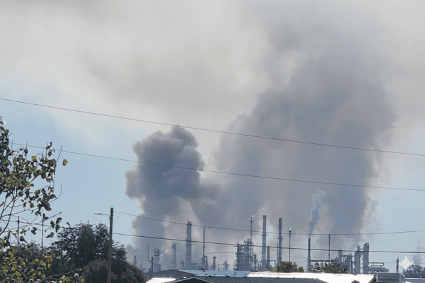 Черное небо над городом: на большом НПЗ в США произошел мощный взрыв, есть пострадавшие