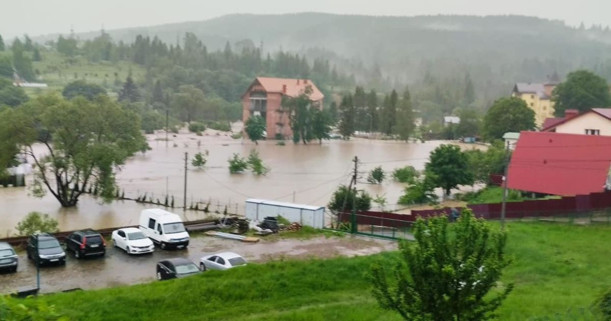 На Львівщині після рясної зливи затопило курортне селище Східницю