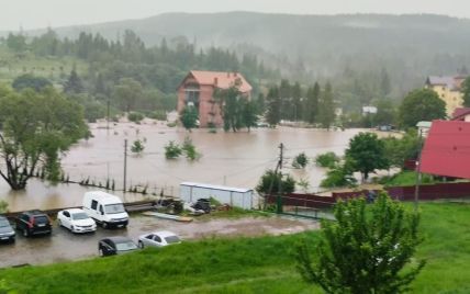 Подтопление курорта Схидница и обрушенный мост: непогода наделала беды во Львовской области (фото)