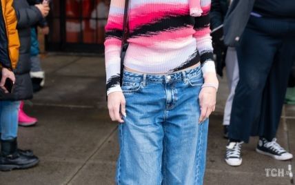 У яскравому светрі і мішкуватих джинсах: Дуа Ліпа в об'єктивах нью-йоркських фотографів