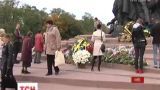 Люди в течение целого дня несут цветы к памятнику жертвам расстрелов