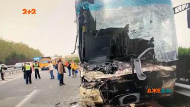 ДТП в Китае: водитель рейсового автобуса решил посидеть в соцсетях прямо за рулем