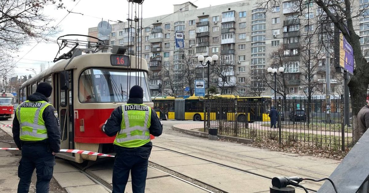 У Києві на трамвайній колії загинула жінка: йшла, не озираючись (фото)