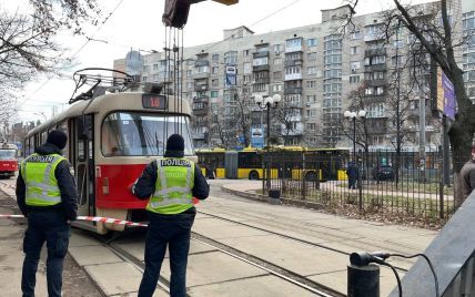 В Киеве на трамвайном пути погибла женщина: шла, не оглядываясь