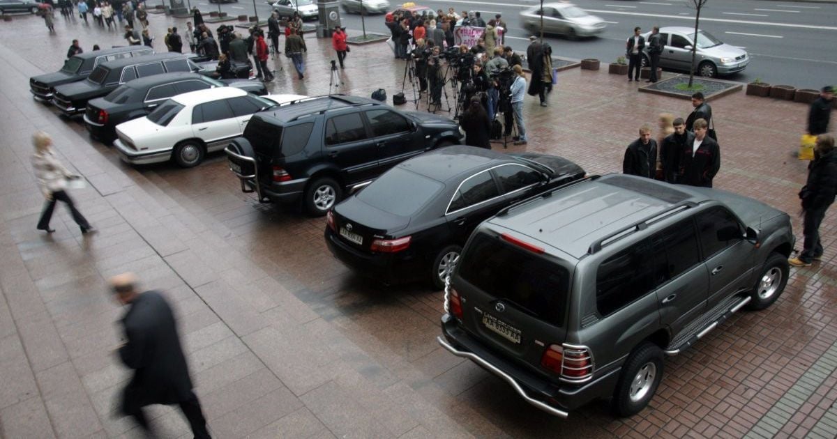 Розкішний автопарк КМДА. Журналісти з'ясували, як чиновники використовують службові авто