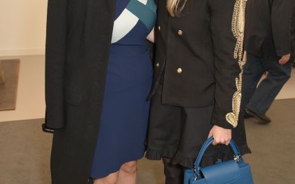 Принцессы Йоркские на культурном мероприятии: Евгения в синем платье и Беатрис в гусарском жакете 
