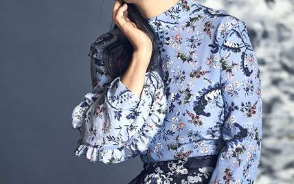 Сальма Хайек в прозрачном наряде с цветочным принтом украсила обложку журнала