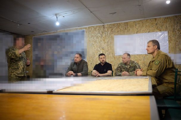 Президент України Володимир Зеленський у передовому командному пункті ССО в районі Вовчанська / © Офіс президента України