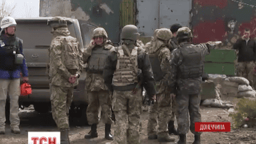 Бойовики другу добу поспіль поливають вогнем Піски