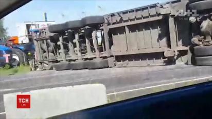 Під Києвом на одеській трасі перекинулась фура