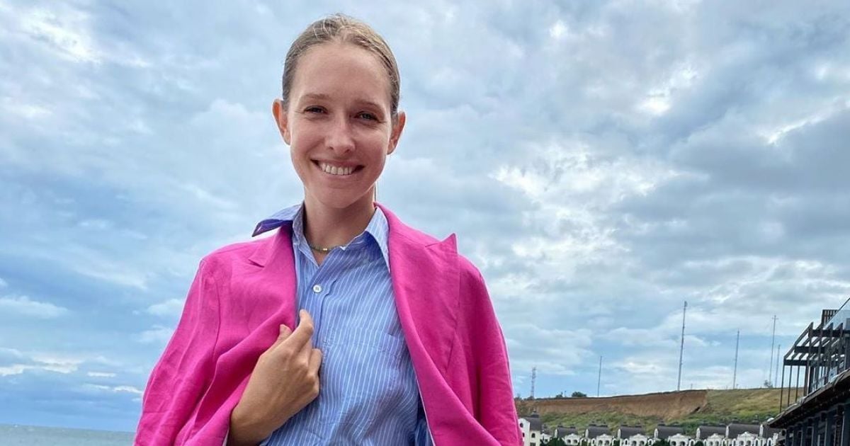 Екатерина Осадчая без макияжа в малиновом пиджачке погуляла по Одессе