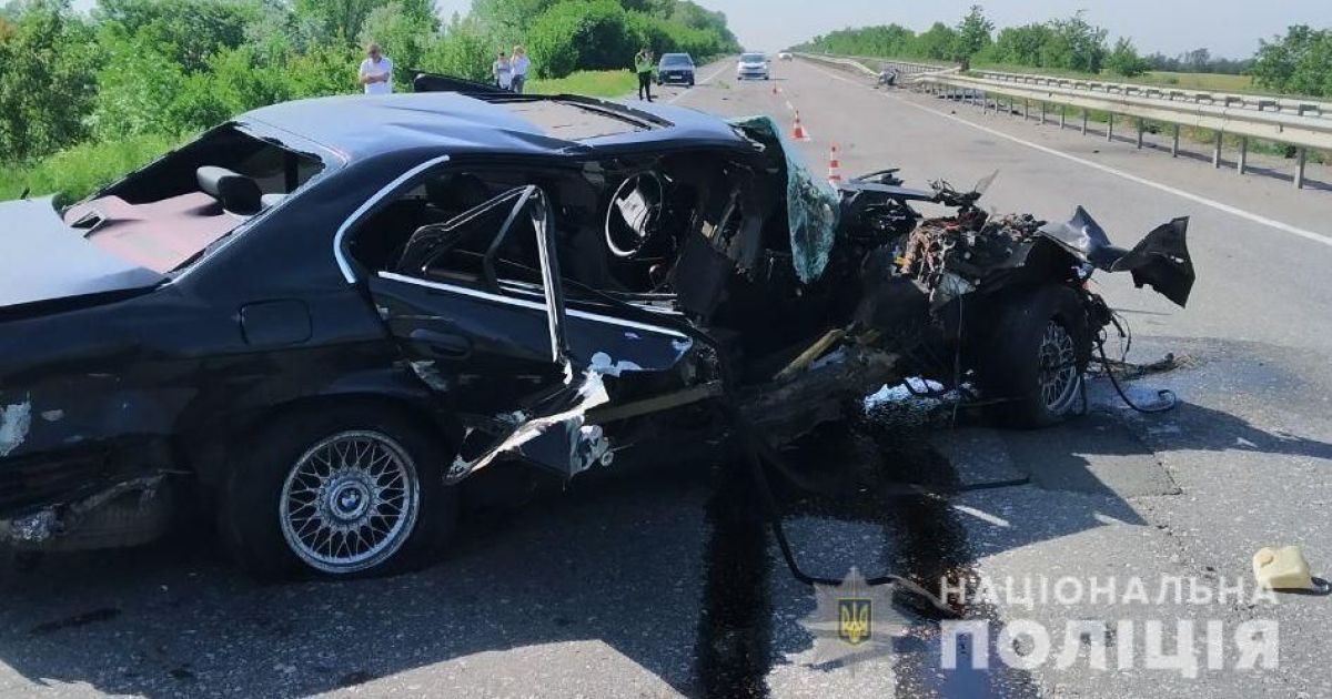 Під Одесою водій BMW зіткнувся з відбійником: внаслідок ДТП одна людина загинула, ще троє травмовані