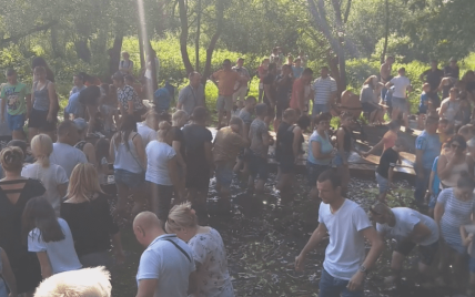 Исцелялись от коронавируса: около сотни людей устроили массовое купание в "чудодейственном" источнике возле Львова