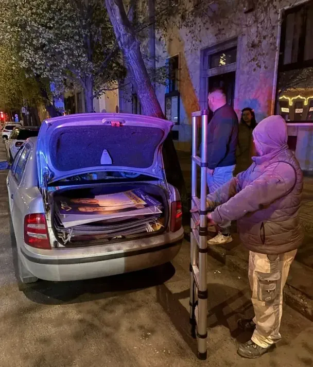 В Угорщині виявили підроблені плакати опозиційної партії, написані українською мовою.  / © соцмережі