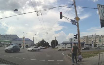 "Растерялась и испугалась": в Луцке водитель вышел из авто на светофоре, чтобы перевести бабушку через дорогу