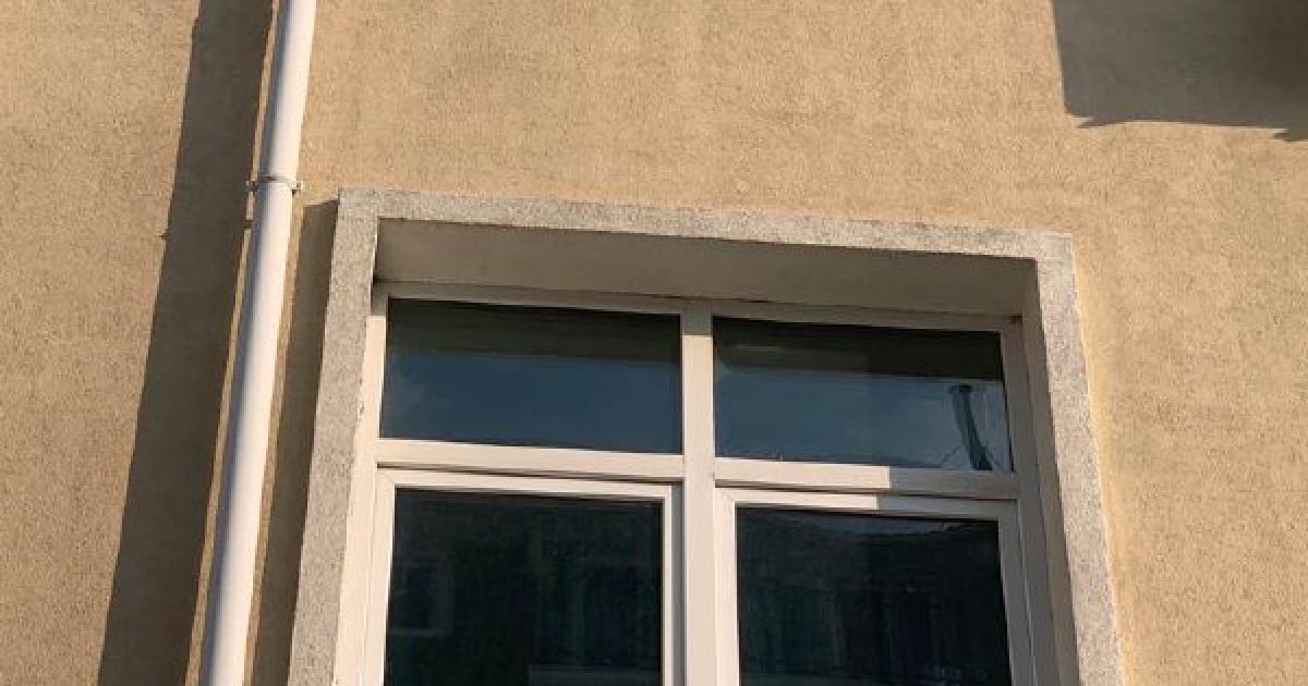 У передмісті Києва з вікна третього поверху випала 4-річна дівчинка: що відомо