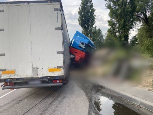 Водій Daewoo, виїжджаючи з другорядної вулиці, не надав переваги у русі вантажівці