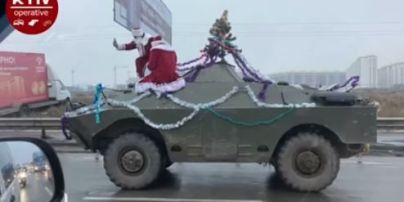 В Сети обсуждают Дедов Морозов на броневике, которые катались по Киеву