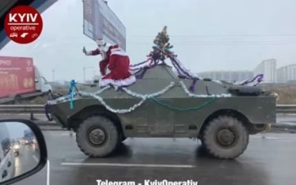 В Сети обсуждают Дедов Морозов на броневике, которые катались по Киеву