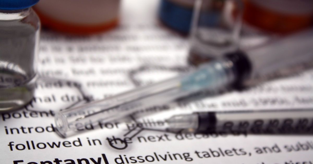 100 пакетов с фентанилом нашли в спальне 13-летнего ребенка, умершего от передозировки в школе в США