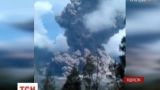 В Індонезії під час виверження вулкану туристи відмовилися від евакуації з гори, бо хотіли зафільмувати дійство