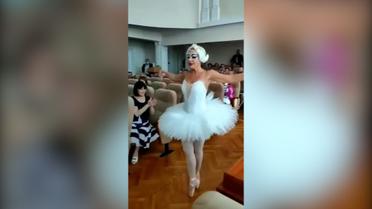 Под Одессой чиновница станцевала балет на дне рождения мэра