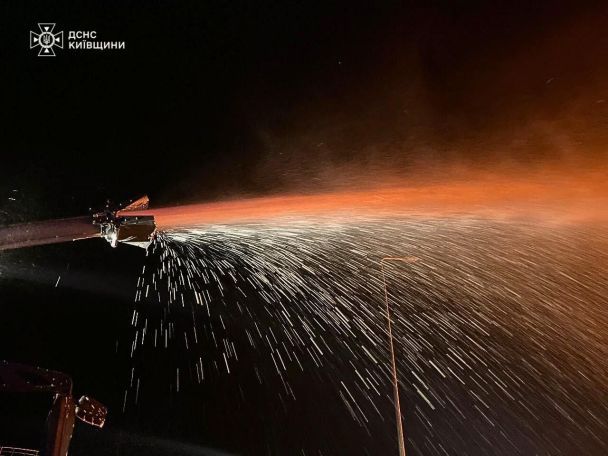 Пожежа внаслідок атаки на Київську область 27 лютого / © ДСНС України у Telegram