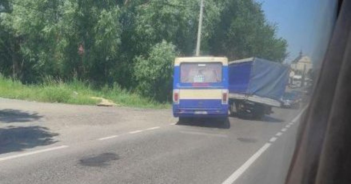 Под Львовом маршрутка попала в ДТП: фото, видео