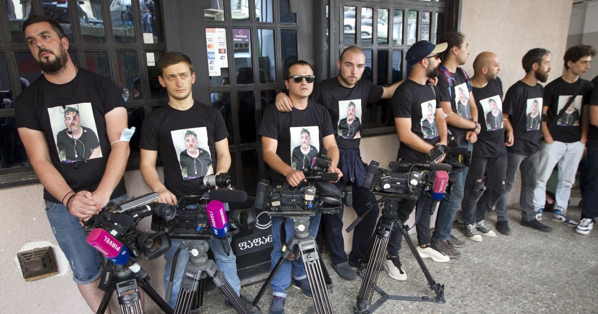 Четыре грузинские телеканалы прекратили вещание и выдвинули требование об отставке премьера