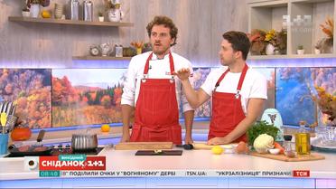 Евгений Клопотенко готовит стейк филе миньон и салат "Коул слоу"
