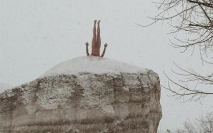 В Росії художник голяка зарився в кучугуру снігу заради мистецтва