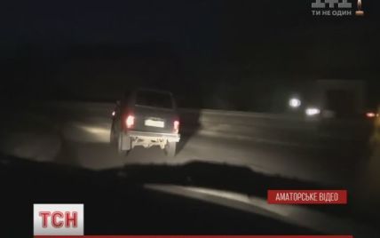 Главный коп Косовщины после застолья убегал от активистов на служебном авто