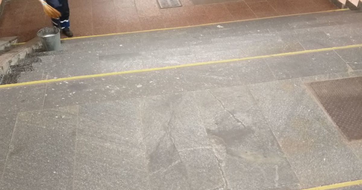Метро 5 квітня їздить майже порожнє.