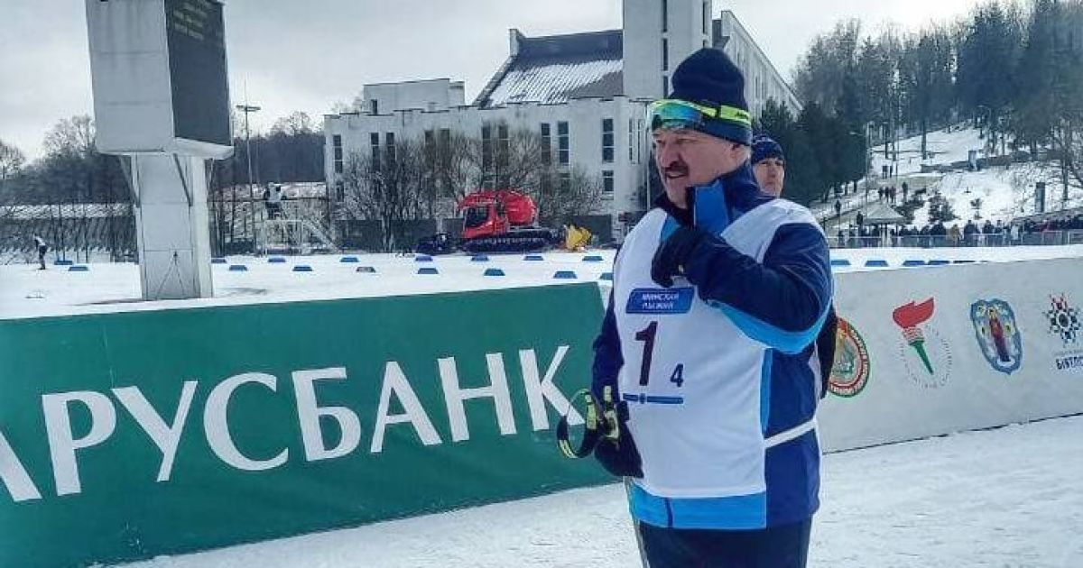 З'явилося відео "блискавичної перемоги" Лукашенка на лижній гонці: його суперник тричі "випадково" впав (відео)