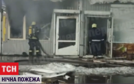 Пожар на рынке: в Киеве на Оболони загорелись палатки