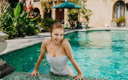 Блискучий купальник і мінісукня кольору фуксії: Тіна Кароль в кокетливих образах знялася у новому кліпі
