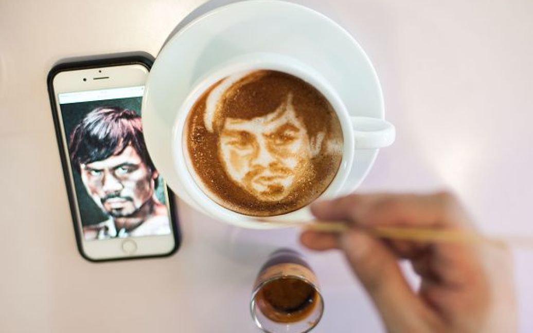 Філліпінський кавовар прикрашає свої напої портретами Пакьяо та Мейвезера / © Getty Images