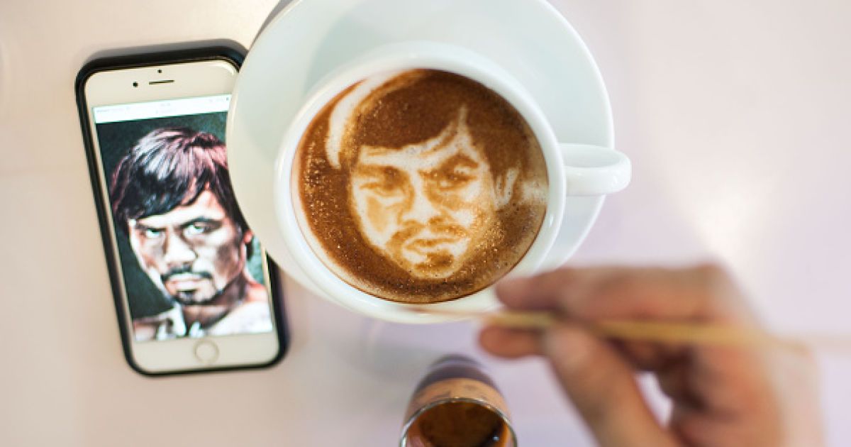 Филиппинский кофевар украшает свои напитки портретами Пакьяо и Мейвезера / © Getty Images