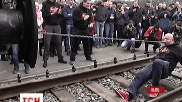 Педіатр Олег Скавиш на Львівщині зубами зрушив з місця і протягнув два залізничні пасажирські вагони