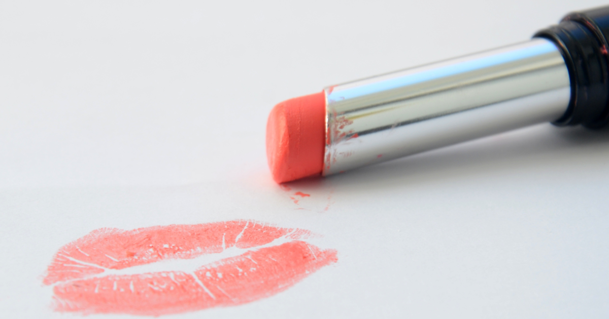 Який відтінок помади старить