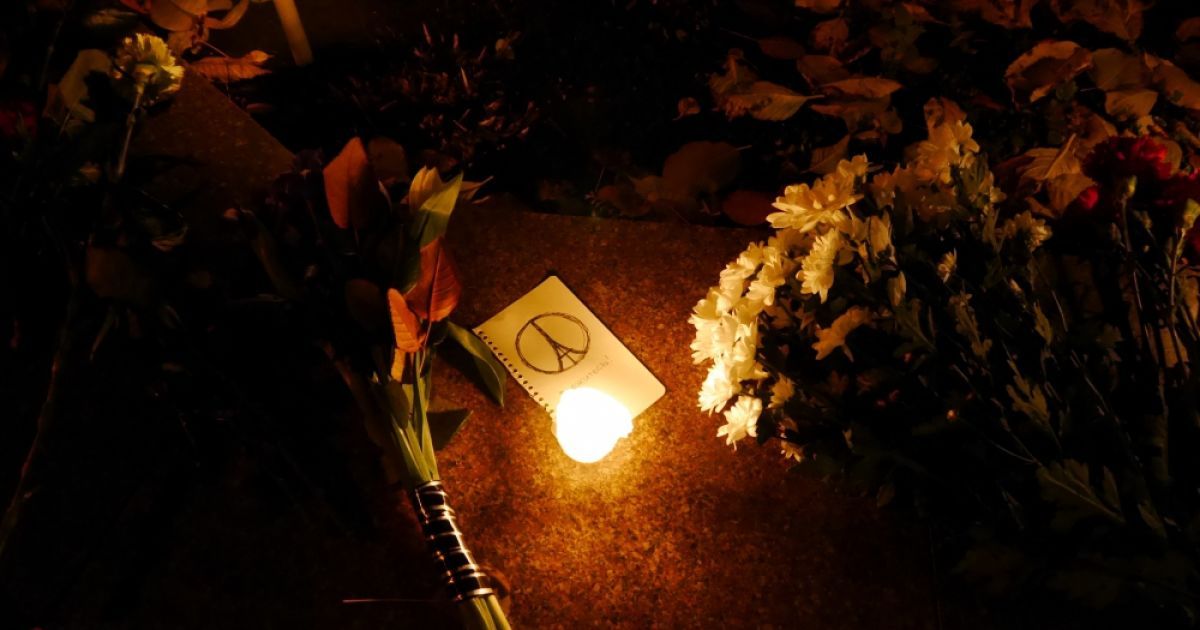 Люди всю ніч несли квіти до посольства Франції у Києві / © Gazeta.ua