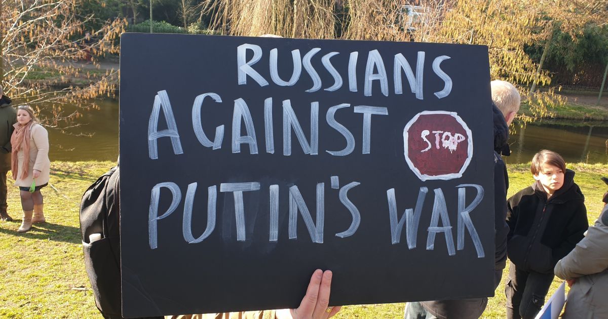 "Нам соромно": росіяни виконали гімн України біля свого посольства в Гаазі (фото, відео)