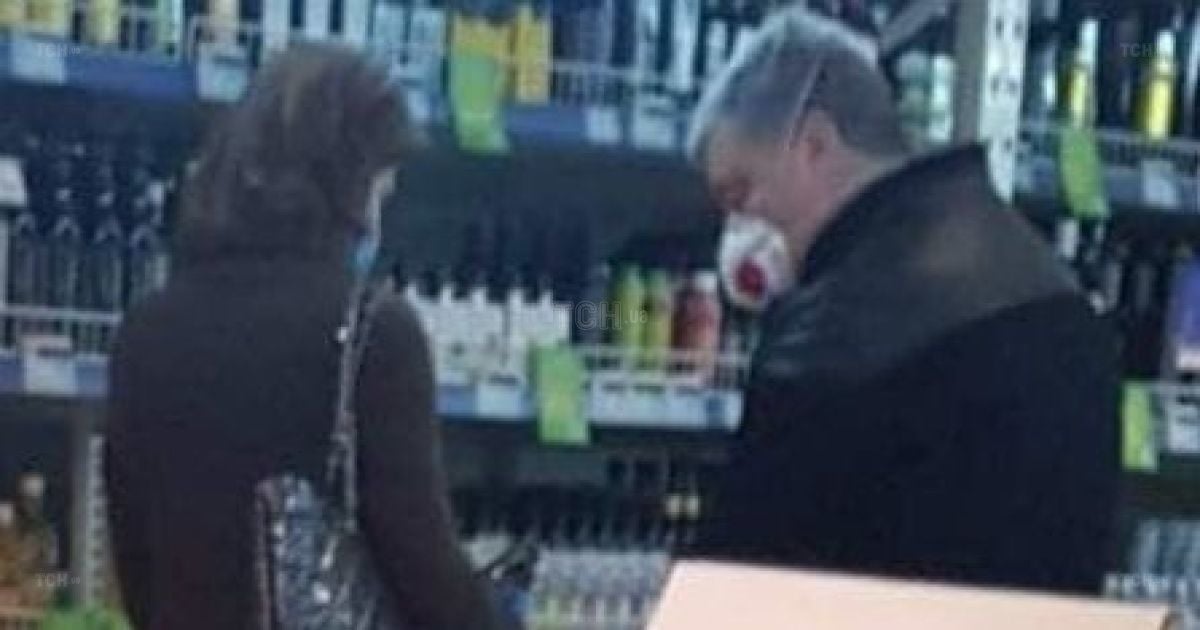 Подружжя Порошенків у масках сфотографували у супермаркеті